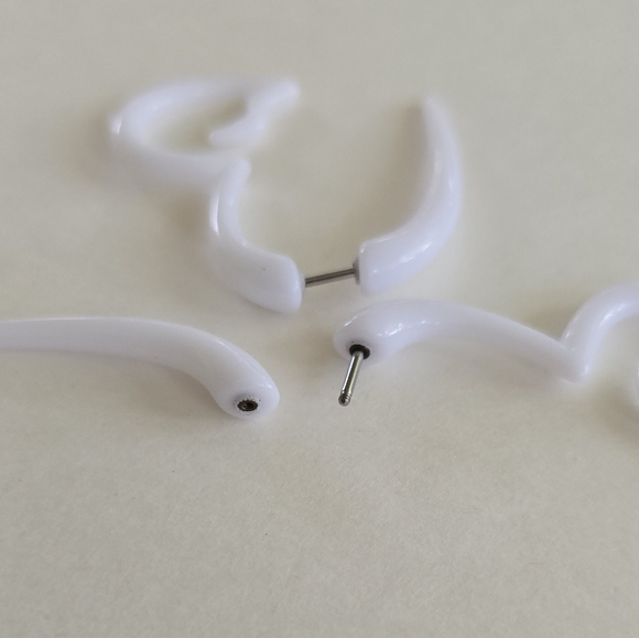 🤍 White Heart Faux Gauge Earrings - Picture 9 of 11